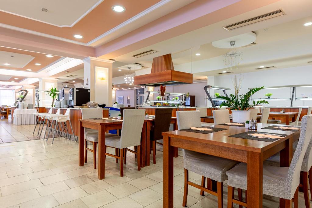 Um restaurante ou outro lugar para comer em Hotel Dražica - Hotel Resort Dražica