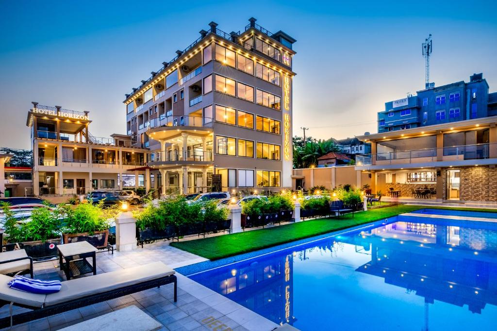 Hồ bơi trong/gần Hotel Horizon Entebbe