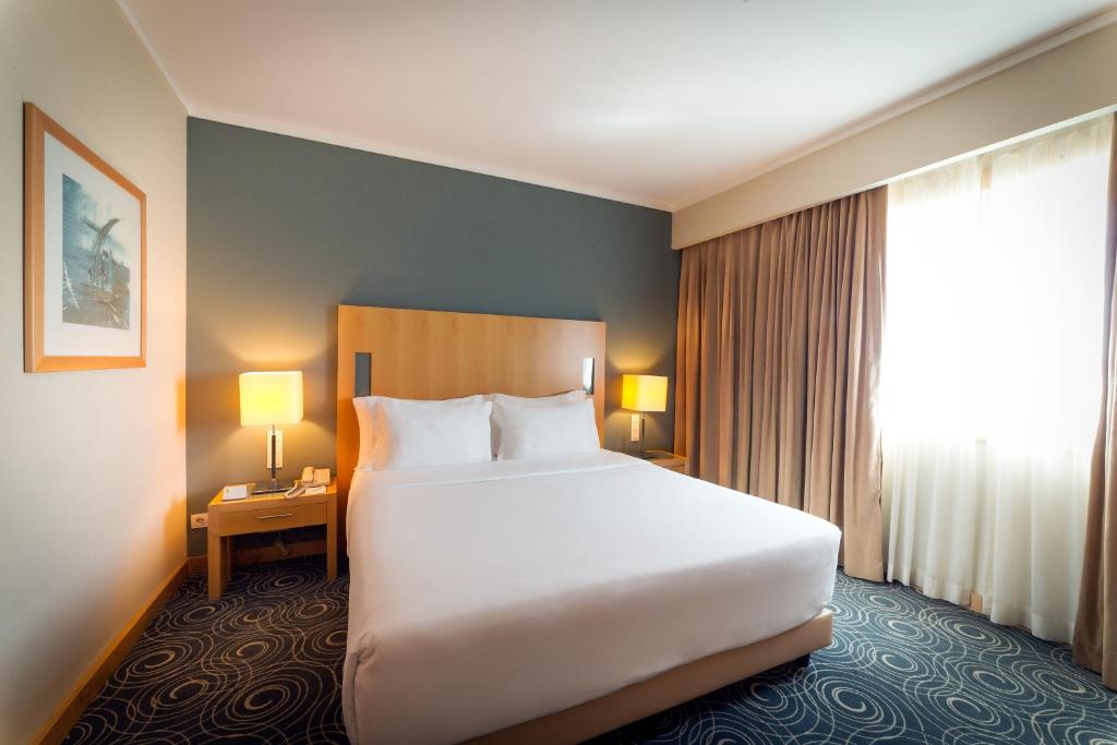 Uma cama ou camas num quarto em SANA Malhoa Hotel