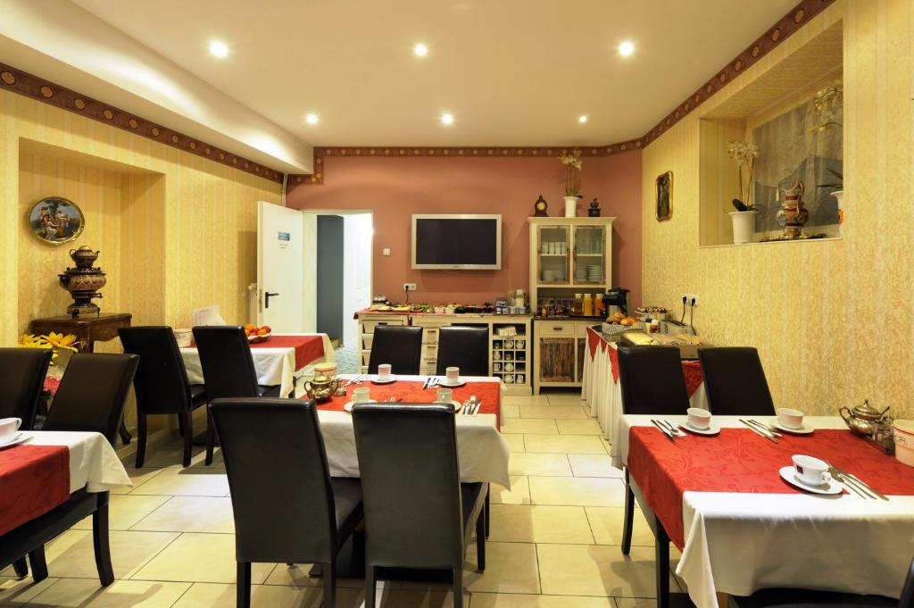 Televízia a/alebo spoločenská miestnosť v ubytovaní Fair Hotel Villa Diana