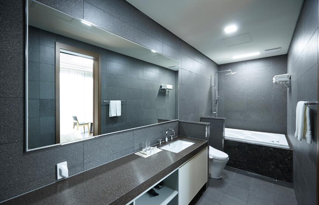 Een badkamer bij Pyeongchang The White Hotel