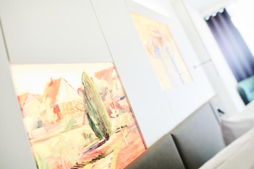 Tempat tidur dalam kamar di Design- und Kunsthotel München