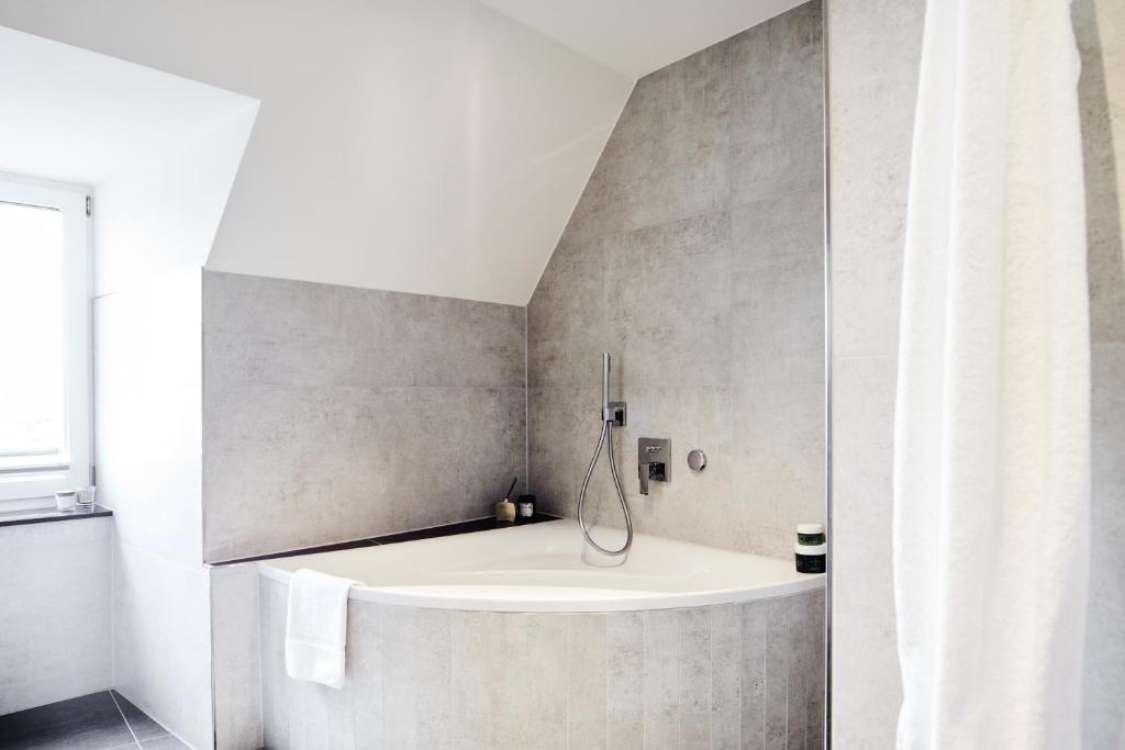 Kamar mandi di Design- und Kunsthotel München