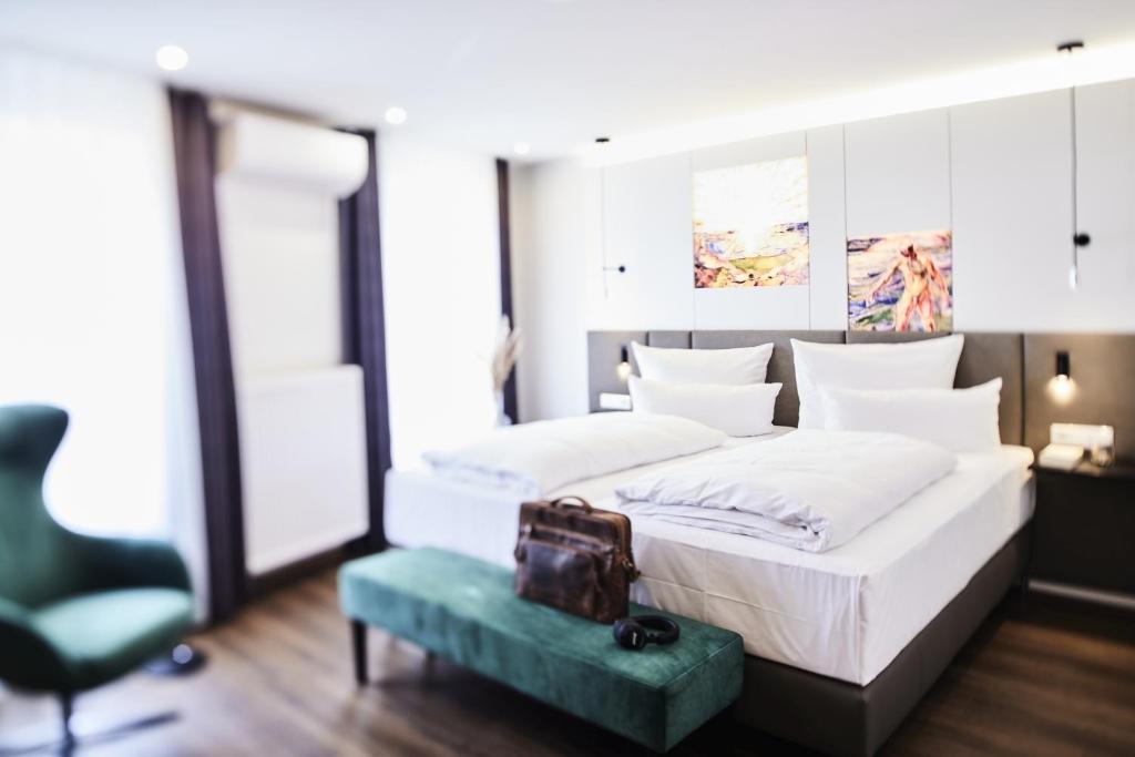 Tempat tidur dalam kamar di Design- und Kunsthotel München