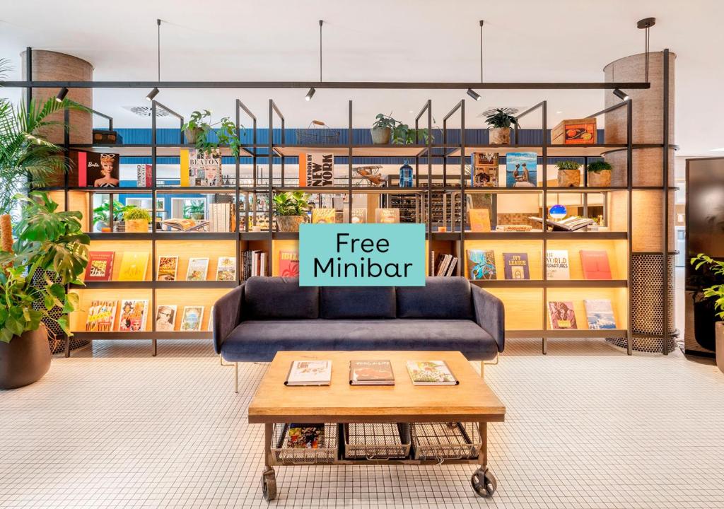 een vrije denker op een bank in een bibliotheek bij INNSiDE by Meliá Berlin Mitte in Berlijn