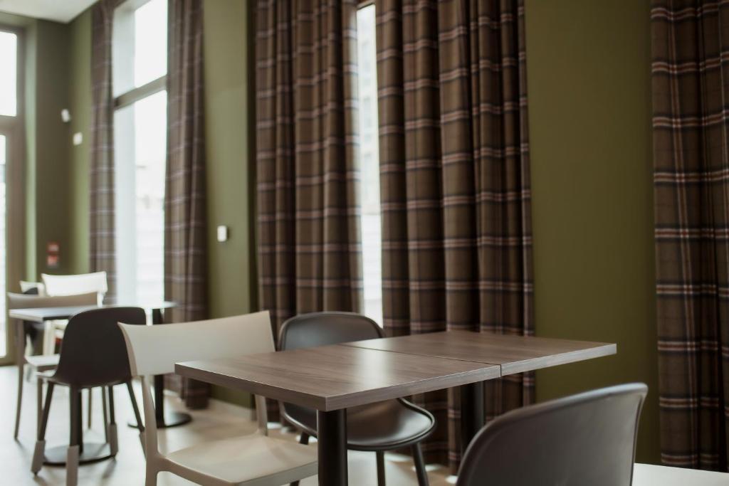 Area tempat duduk di easyHotel Paris Nord Aubervilliers