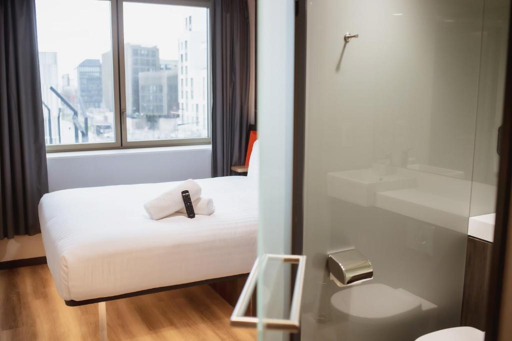 Kamar mandi di easyHotel Paris Nord Aubervilliers