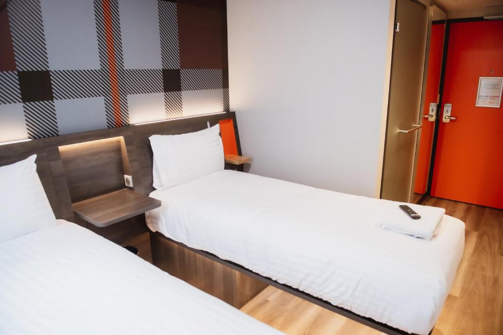 Tempat tidur dalam kamar di easyHotel Paris Nord Aubervilliers