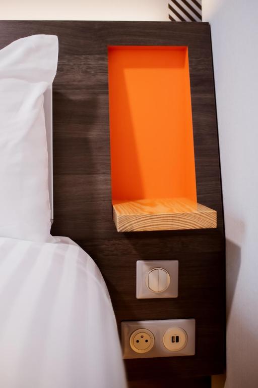 Tempat tidur dalam kamar di easyHotel Paris Nord Aubervilliers