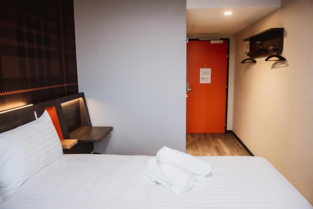 Tempat tidur dalam kamar di easyHotel Paris Nord Aubervilliers