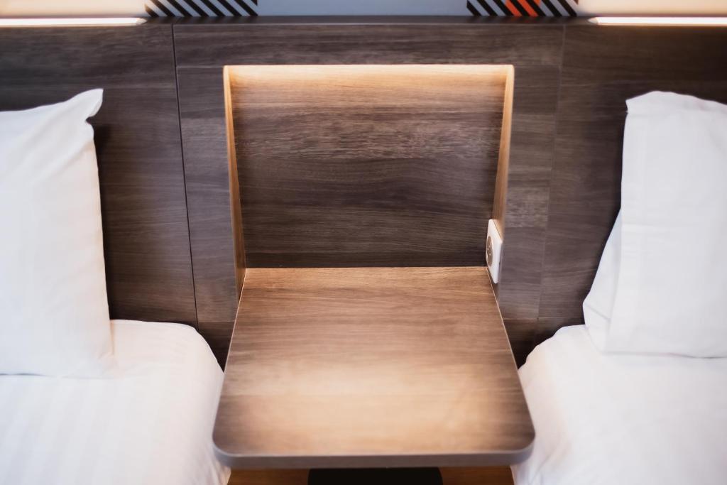 Tempat tidur dalam kamar di easyHotel Paris Nord Aubervilliers