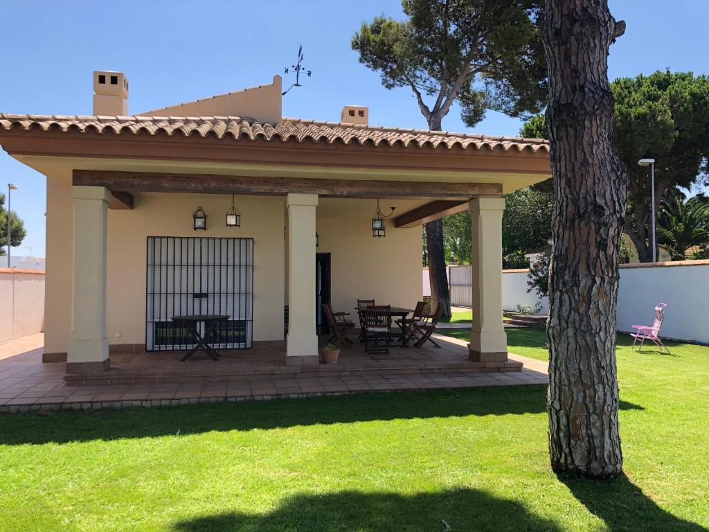 Градина пред Moderno y amplio chalet, con piscina privada