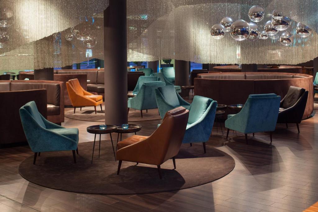 A seating area at Motel One Frankfurt Messe