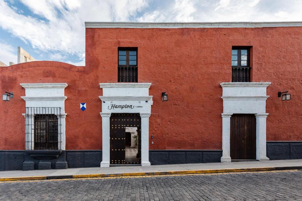 El edificio en el que está el hotel