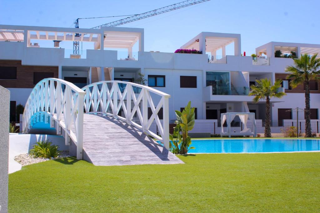 Басейн в Beautiful Condo in Laguna Beach Resort overlooking Laguna Rosa In Torrevieja With 2 Bedrooms and 2 Bathrooms або поблизу