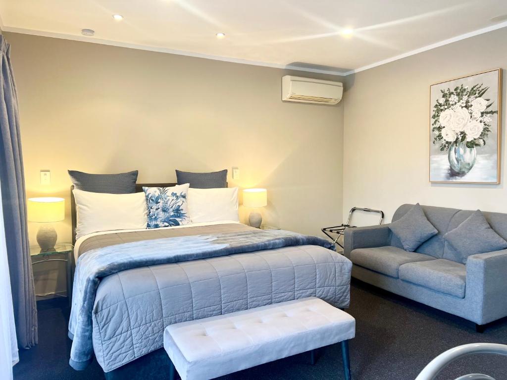 Una cama o camas en una habitación de Ashbrook Motel Taupo
