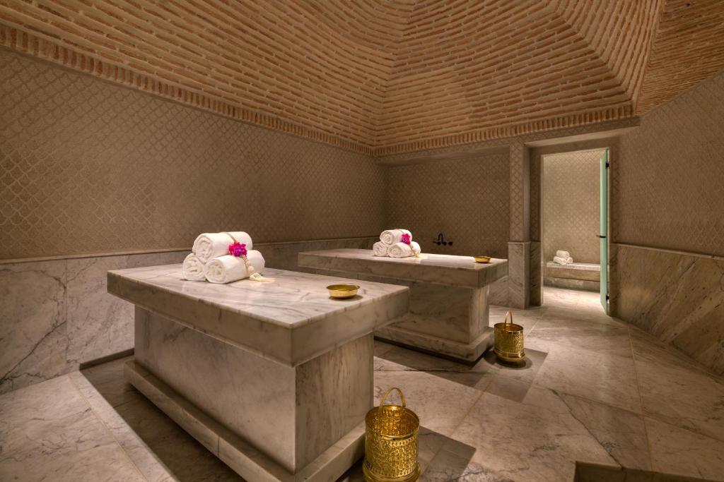 La salle de bains est pourvue de 2 lavabos et de 2 serviettes. dans l'établissement Fairmont Tazi Palace Tangier, à Tanger