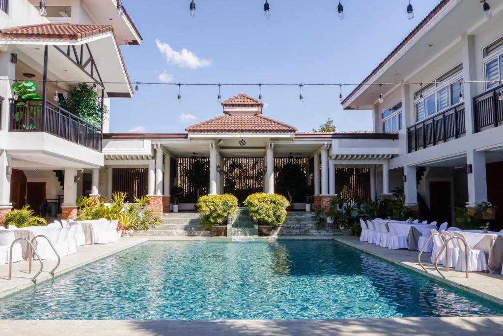 A piscina localizada em Teofely Gardens Resort near Tagaytay ou nos arredores