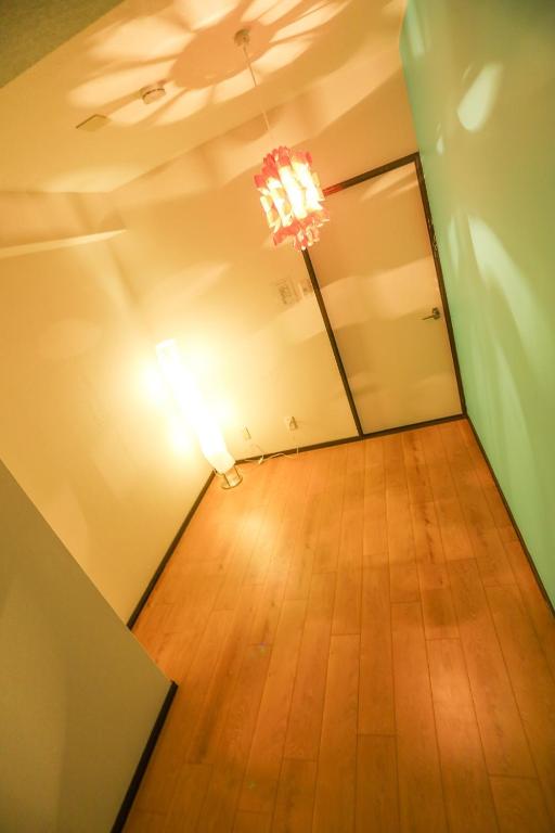 an empty room with a light on the ceiling at Fushimi Yokkusu Building 10F - Vacation STAY 16301 in Nagoya