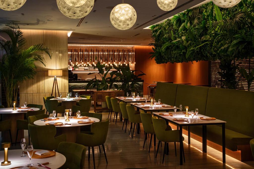 Un restaurante o sitio para comer en Capri by Fraser China Square, Singapore