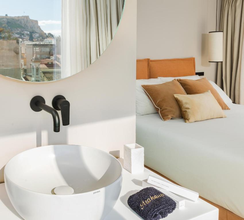 Una cama o camas en una habitación de The Residence Aiolou Hotel & Spa
