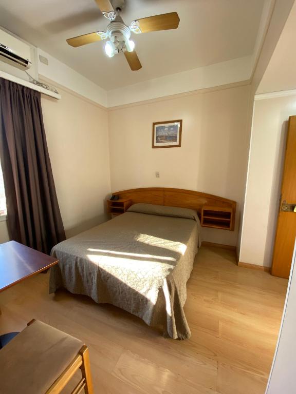 Una cama o camas en una habitación de HOTEL PALERMO BUENOS AIRES