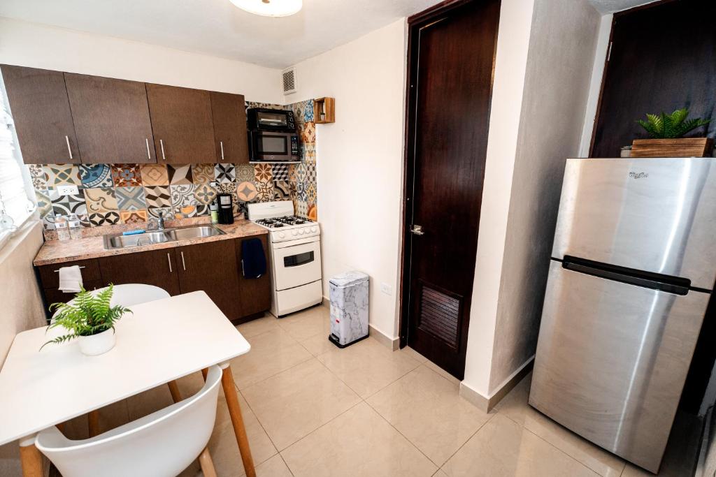 Private Patio Retreat with Zen Vibe and FREE Laundry tesisinde mutfak veya mini mutfak
