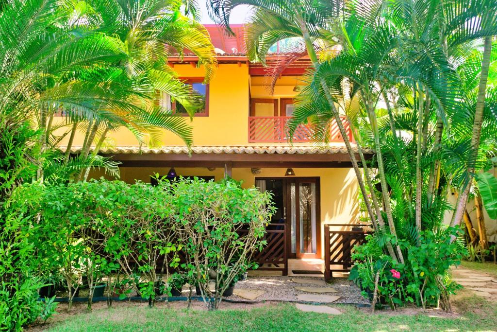 Um jardim em Casa Pensa no Condomínio Pipa Beleza