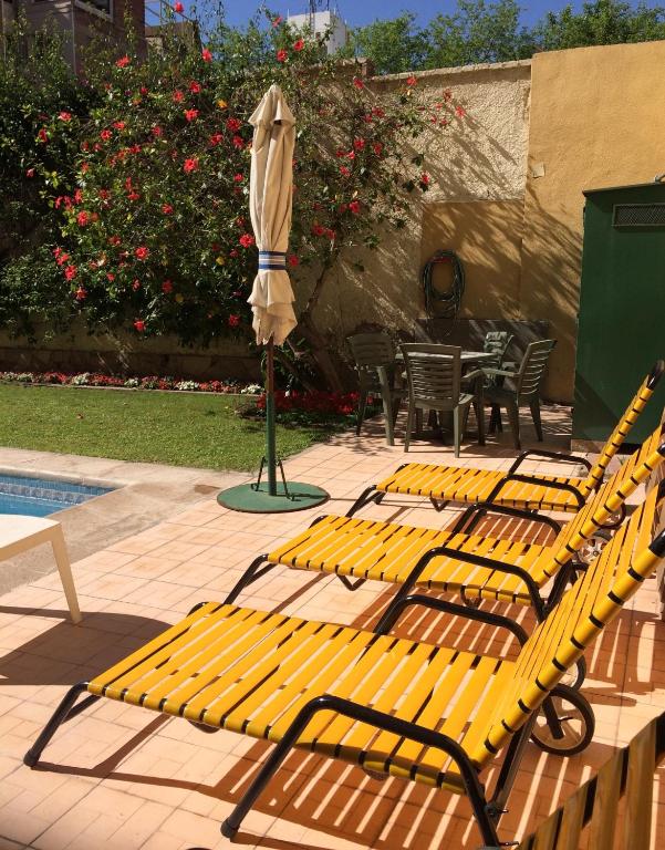 Basen w obiekcie Hotel Crillon Mendoza lub w pobliżu