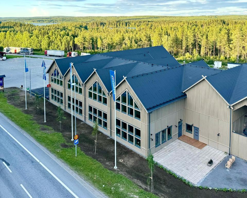 an overhead view of a building next to a road at Åsarna Skicenter in Åsarne