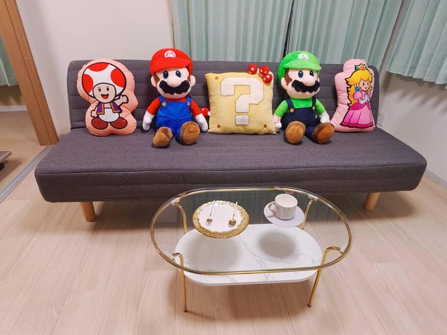 a group of stuffed animals sitting on a couch at 新宿区 新宿御苑前駅から歩いて5分 コンビニ1分 アパート全体を貸し出す民宿 in Tokyo