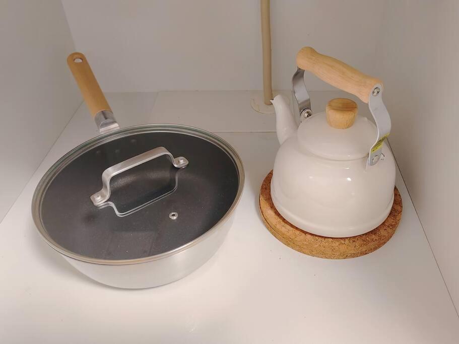 a pot and a tea kettle on a counter at 新宿区 新宿御苑前駅から歩いて5分 コンビニ1分 アパート全体を貸し出す民宿 in Tokyo