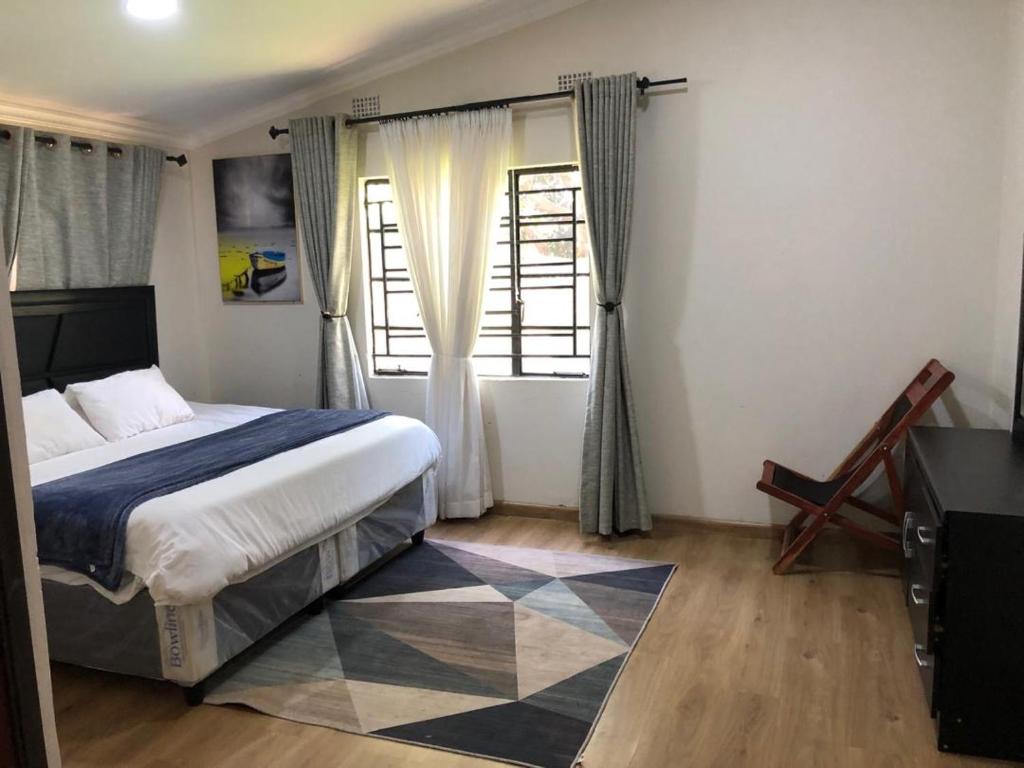 Un pat sau paturi într-o cameră la Ruby's Haven