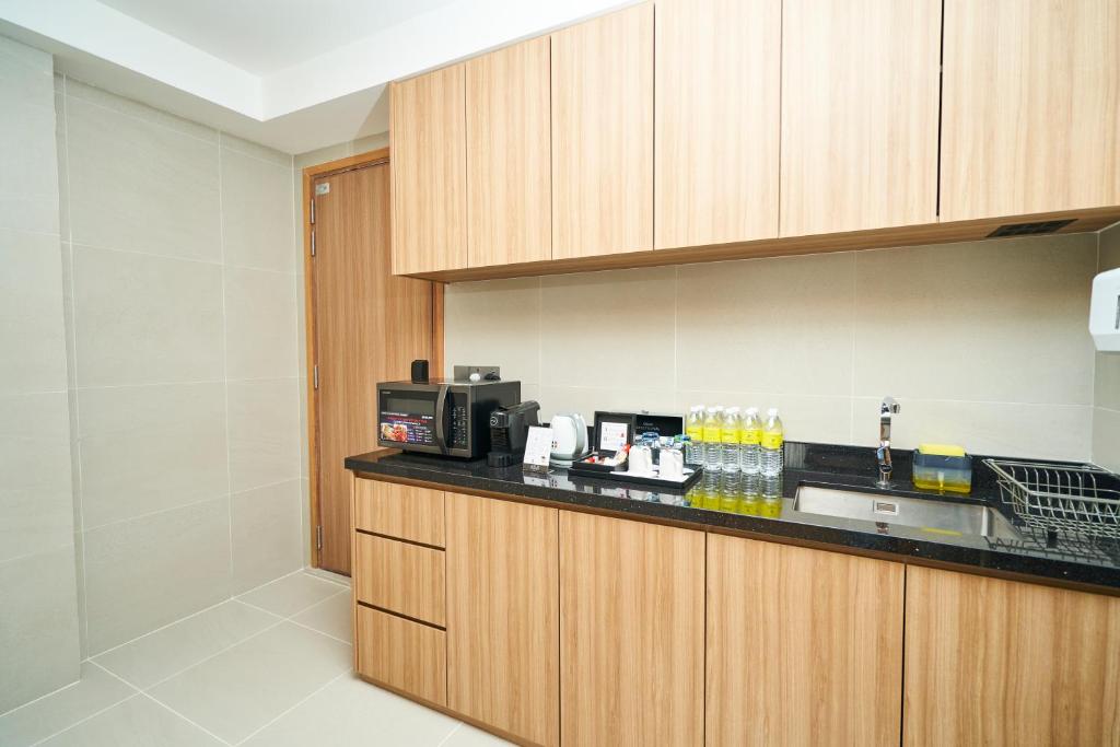 a kitchen with a counter with a microwave at Holiday Inn Sepang - Airport in Sepang