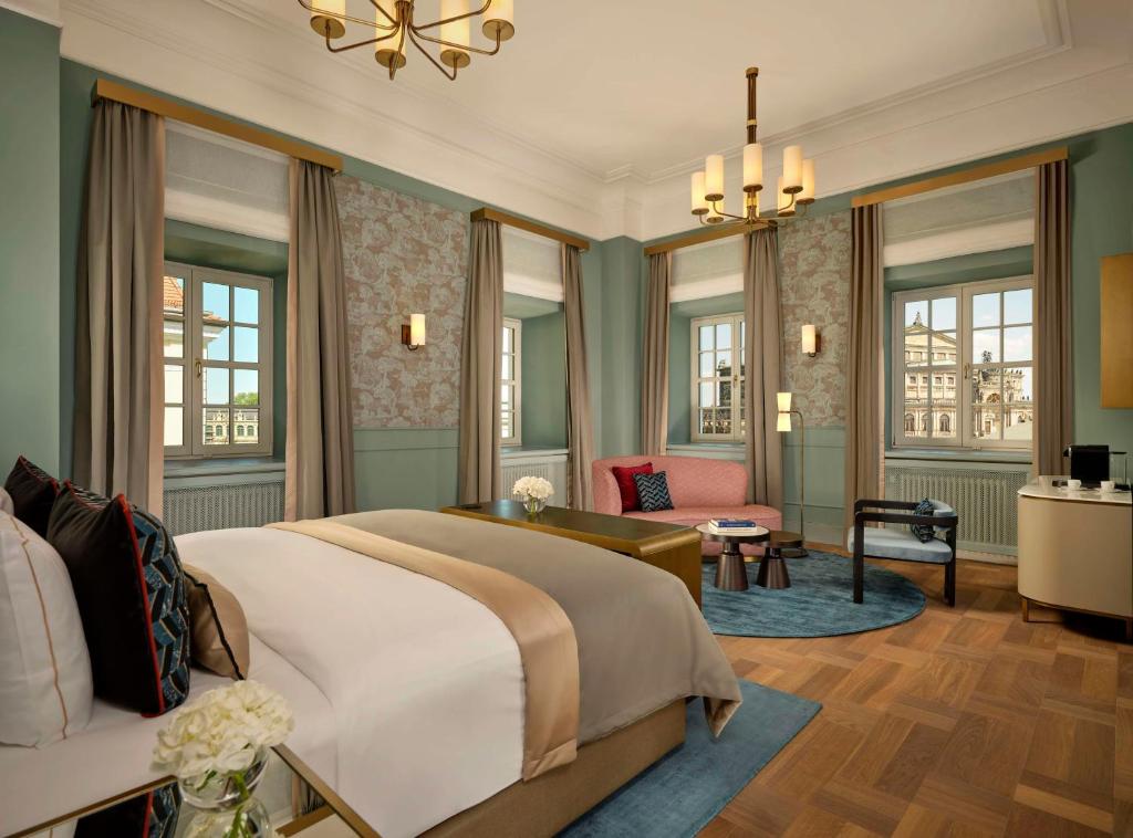 מיטה או מיטות בחדר ב-Hotel Taschenbergpalais Kempinski