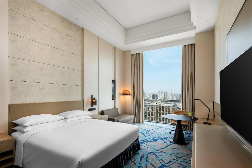 Krevet ili kreveti u jedinici u objektu Renaissance Shanghai Caohejing Hotel