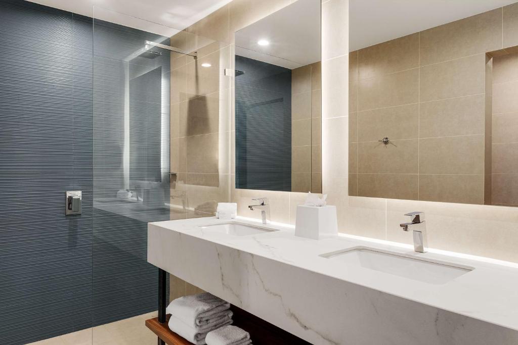 Een badkamer bij Hilton Garden Inn San Jose Airport City Mall