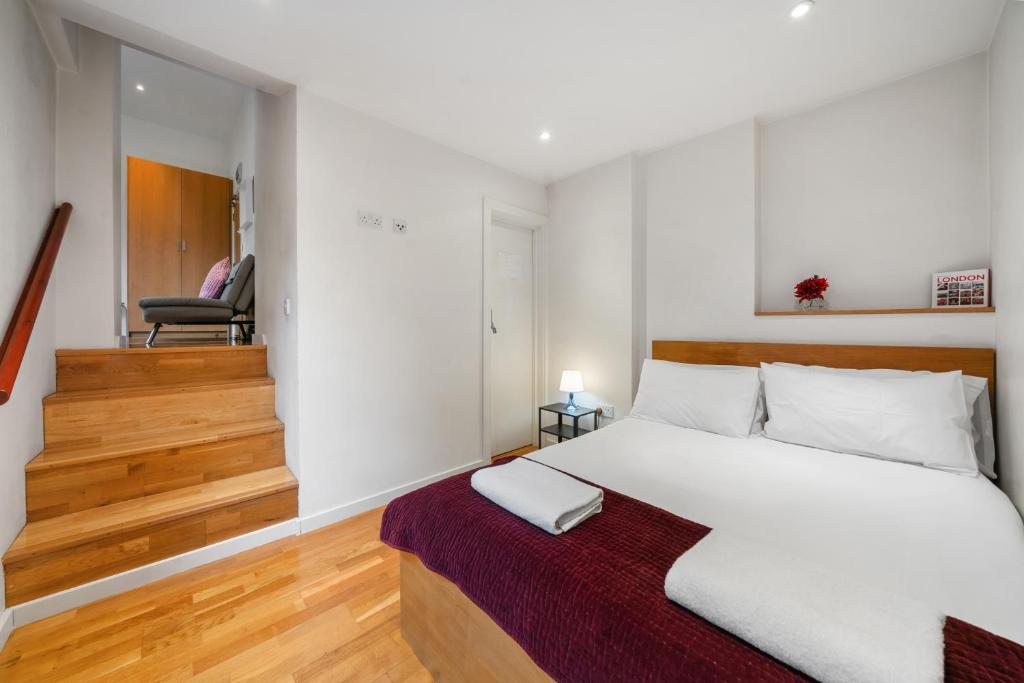 En eller flere senger på et rom på Bright and Airy One Bedroom Condo, Olympia, Kensington