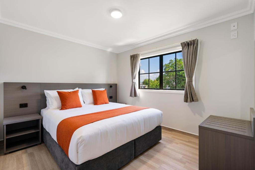Кровать или кровати в номере Stay 280 & Stay 284 Rotorua - Refurbished Modern Accommodation