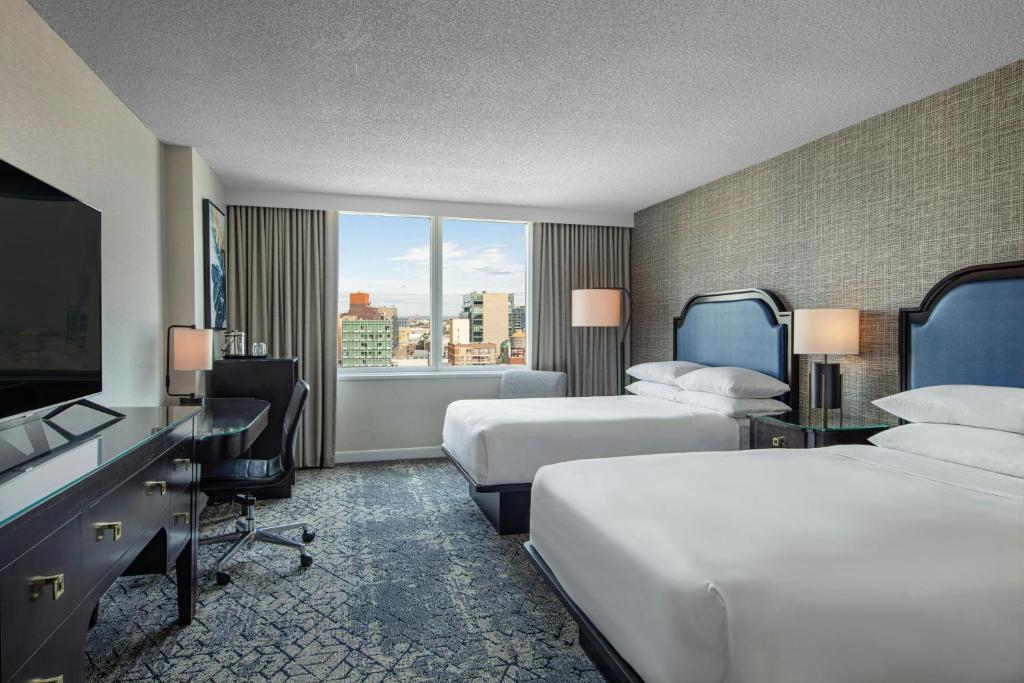Posteľ alebo postele v izbe v ubytovaní Sheraton LaGuardia East Hotel