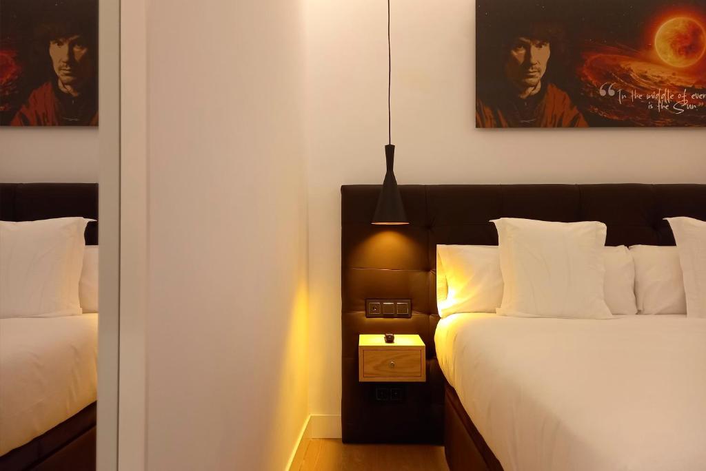 Een bed of bedden in een kamer bij Woohoo Rooms Unique Madrid