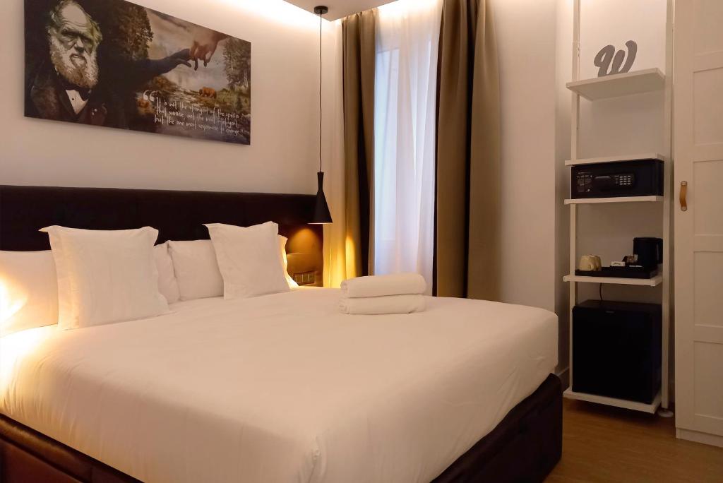 Een bed of bedden in een kamer bij Woohoo Rooms Unique Madrid
