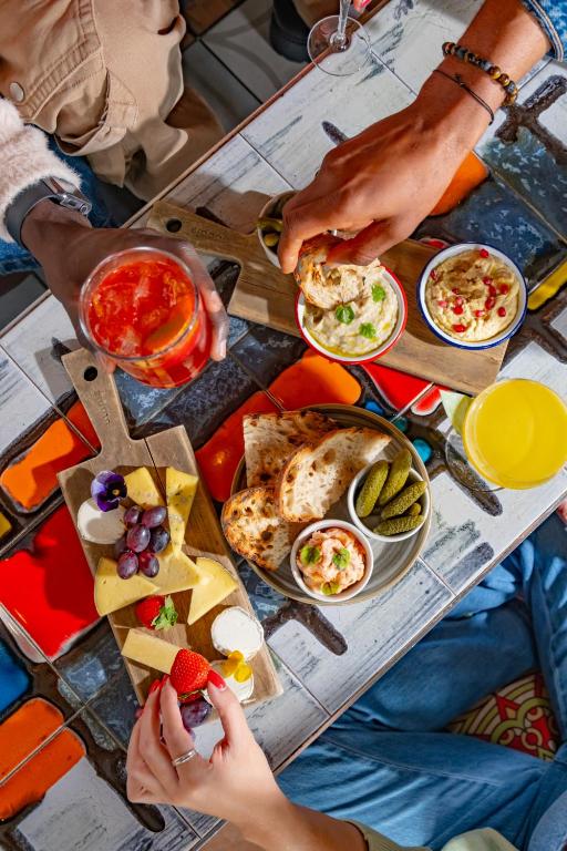 eine Gruppe von Menschen, die an einem Tisch mit Essen sitzen in der Unterkunft Treehouse Hotel London in London