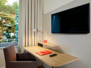 TV i/ili multimedijalni sistem u objektu Flottwell Berlin Hotel & Residenz am Park