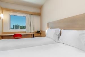 Ένα ή περισσότερα κρεβάτια σε δωμάτιο στο ibis Puerto Montt +37 φωτογραφίες