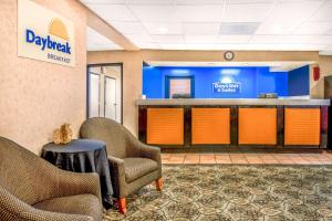 Móttaka eða anddyri á Days Inn & Suites by Wyndham Albuquerque North

