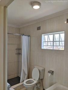 Kamar mandi di Home Up Guest Apartments and Lodge +37 foto