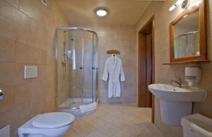 Ванная комната в Hotel Dwór Karolówka +37 фотографий