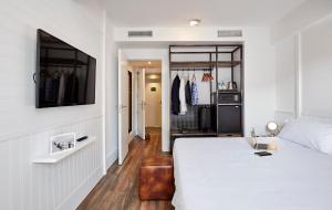 Delamar 4*Sup-Adults only (18+) في يوريت دي مار: غرفة نوم بسرير وتلفزيون على جدار +37 صورة