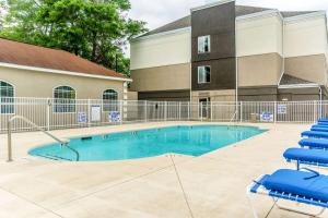 Poolen vid eller i närheten av Comfort Inn N Myrtle Beach Barefoot Landing
